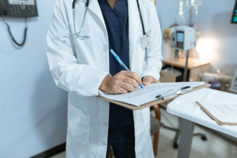Board-certified medical expert providing testimony in a courtroom, illustrating expert analysis and legal support in medical cases.